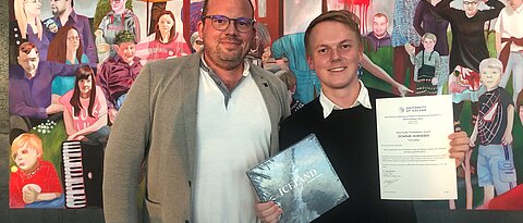 Dominik Horneber (right) presenting his First Place Certificate for his poster and his supervisor Prof. Dr. Sebastian Klembt (left).