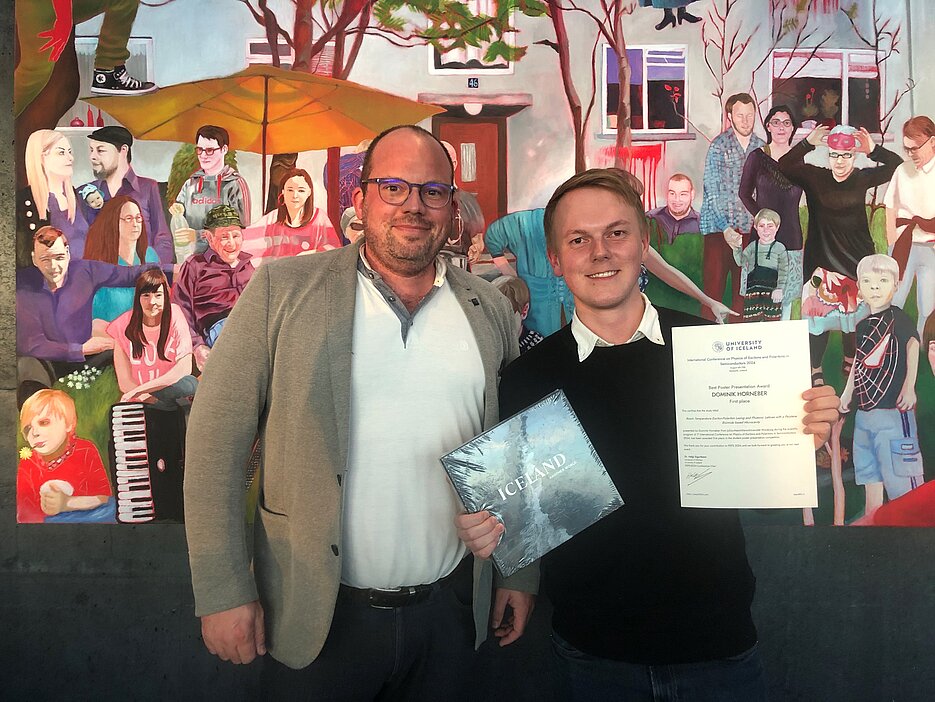 Dominik Horneber (right) presenting his First Place Certificate for his poster and his supervisor Prof. Dr. Sebastian Klembt (left).