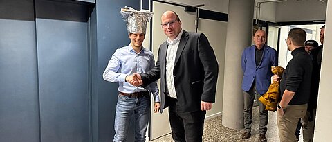 Philipp Helmut Gagel (mit Doktorhut) mit Doktorvater Prof. Dr. Sebastian Klembt nach seiner Verteidigung am 17.1.2025.